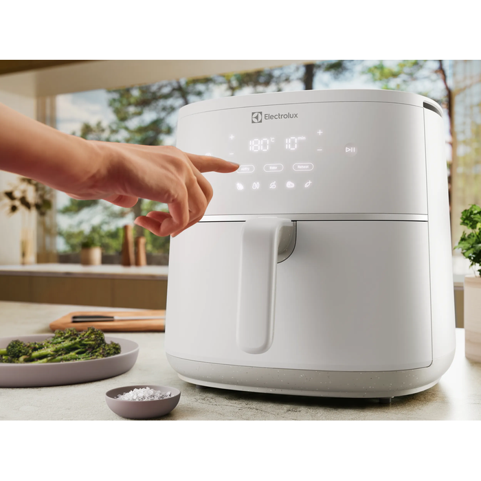 Airfry, reheat and keep warm or baked easily with presets and no guesswork.