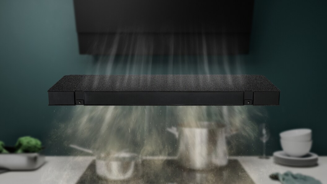 Filtri i karbonit AEG që thith aromat e gatimit nga pllaka e kuzhinës.