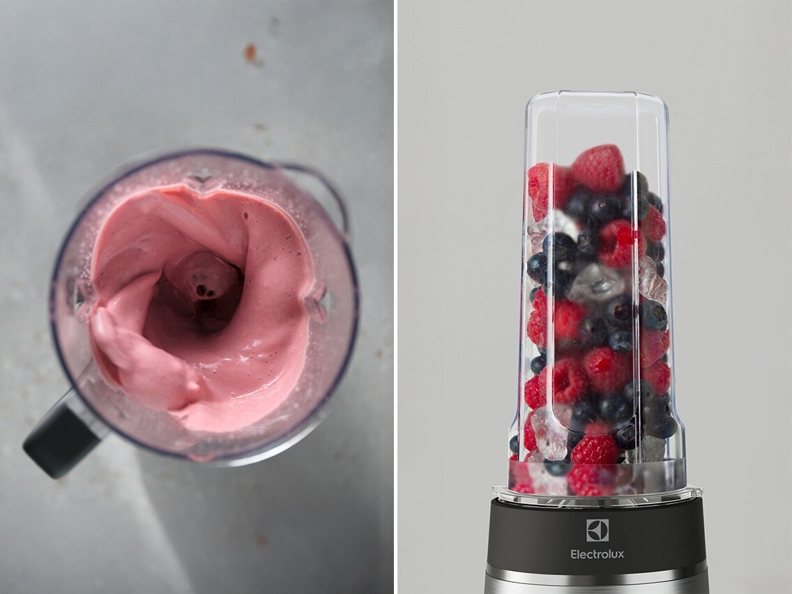 Frosne blåbær og hindbær blendet til en smoothie.