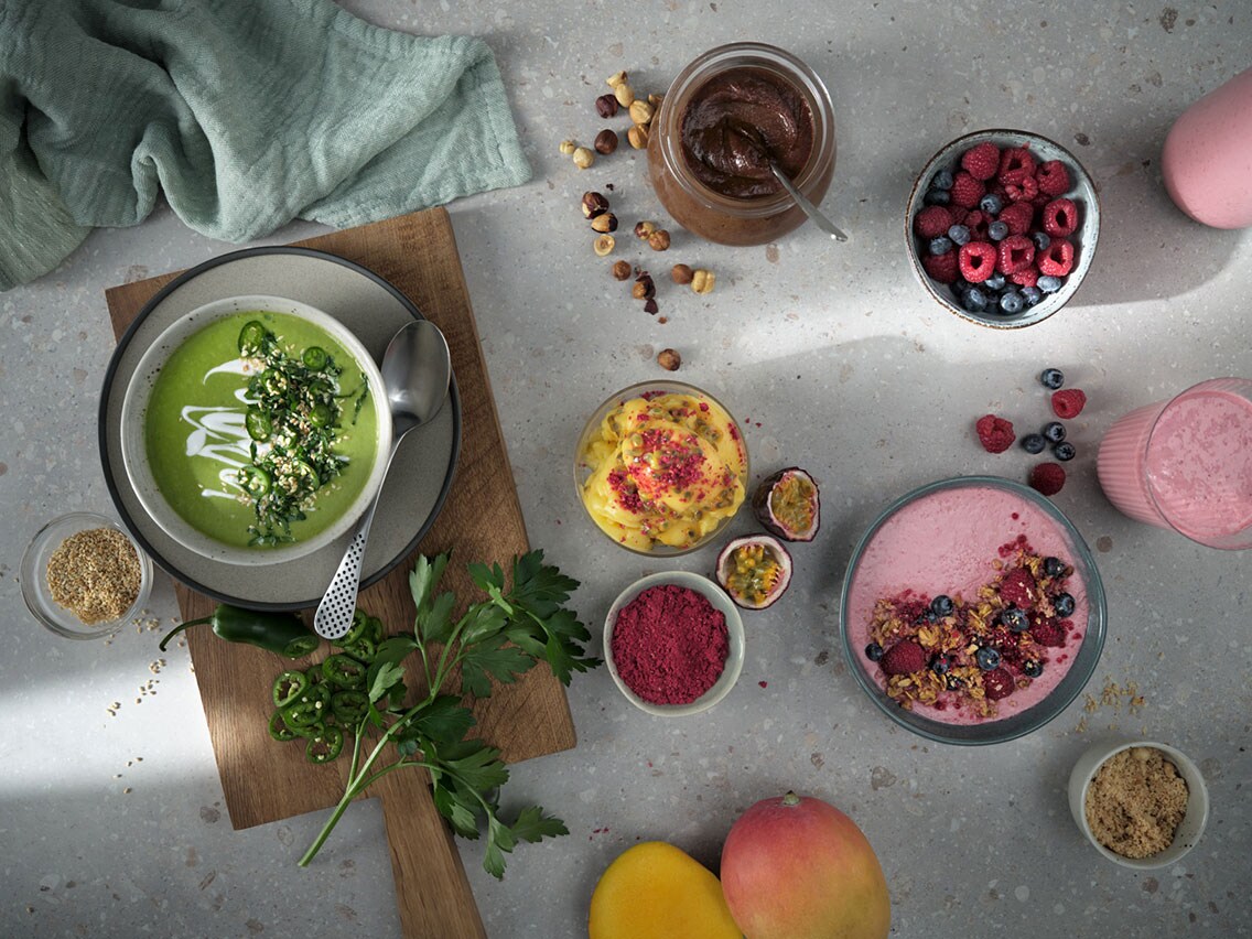 En blender som har blendet forskellige smoothies.